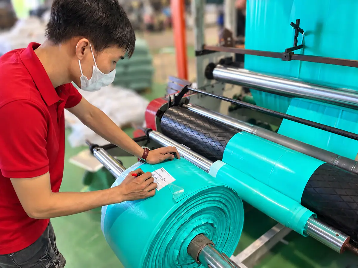 Nhân viên kiểm tra cuộn màng túi trước khi cắt