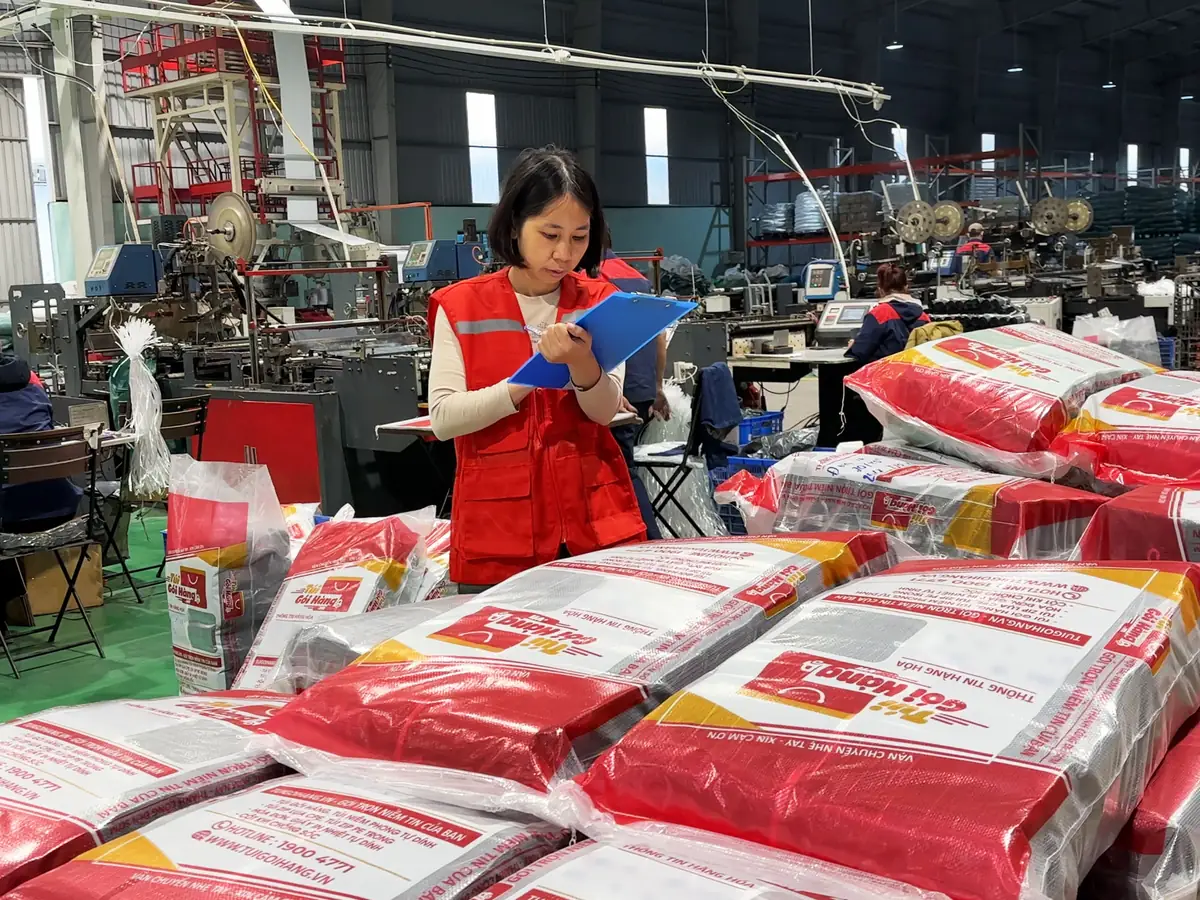Nhân viên kiểm kiện túi thành phẩm