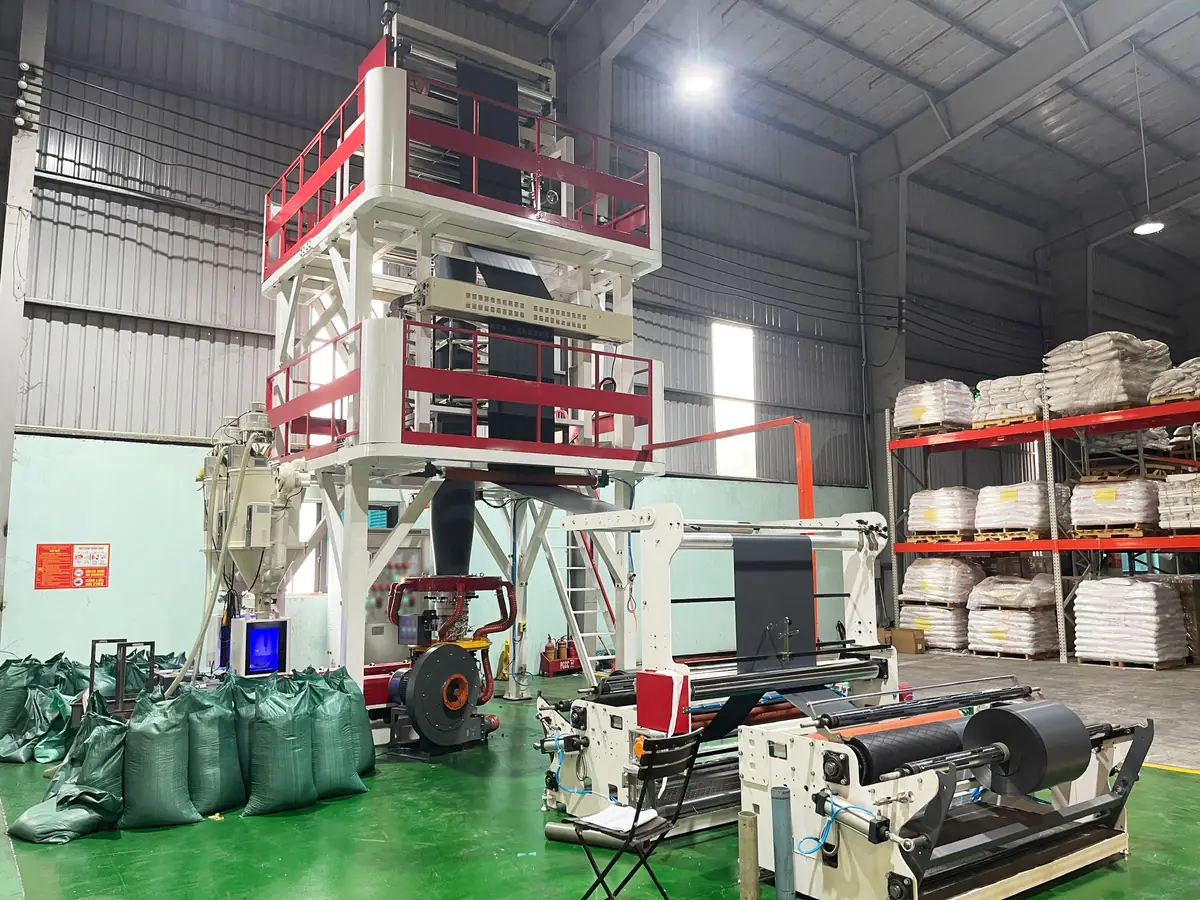 Tháp thổi màng PE tại nhà máy Túi Gói Hàng VN