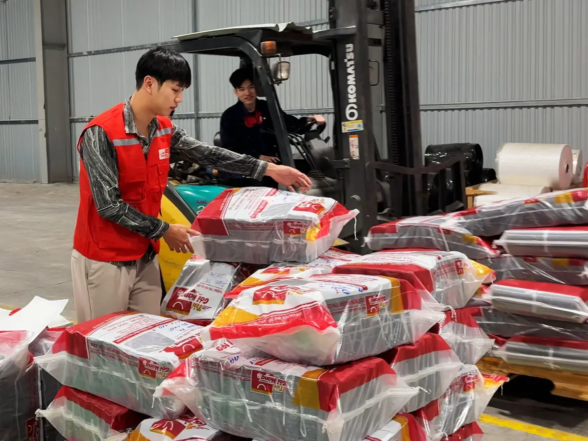 Xe nâng chuyển kiện túi thành phẩm