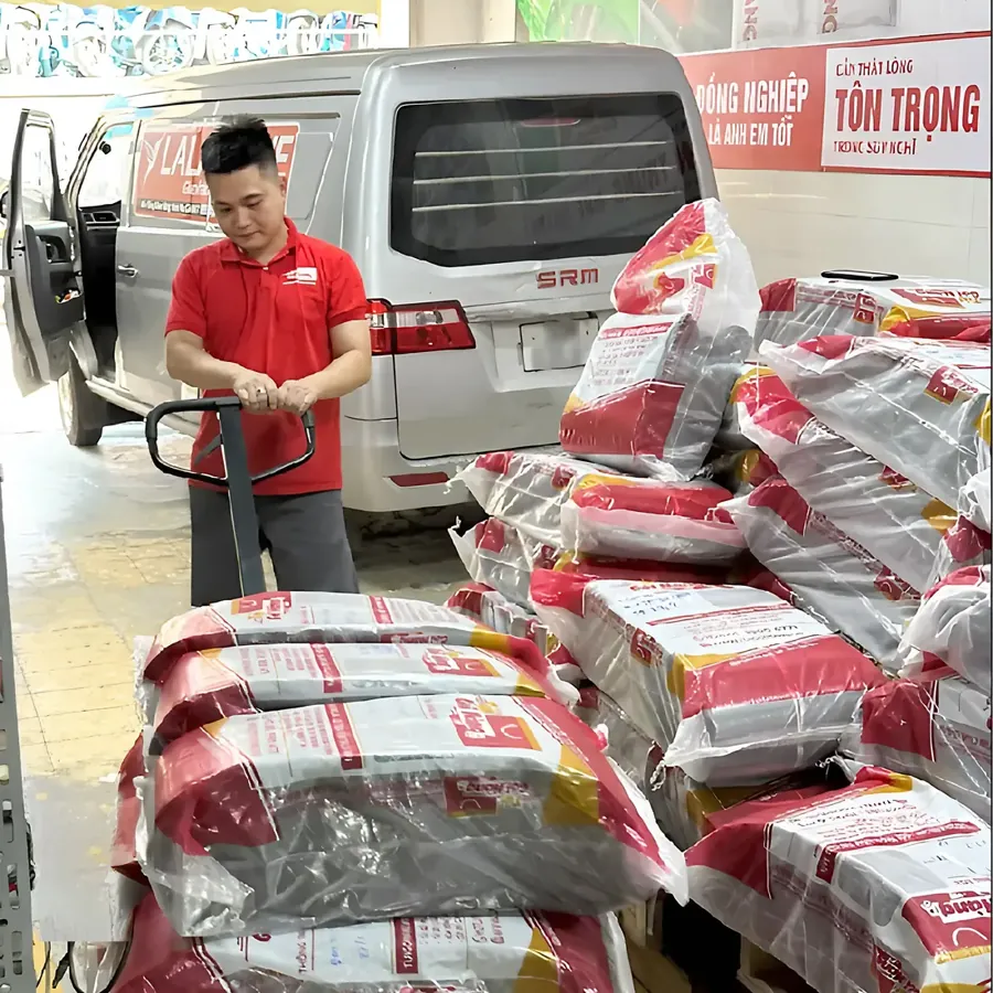 Xếp kiện lên xe giao toàn quốc