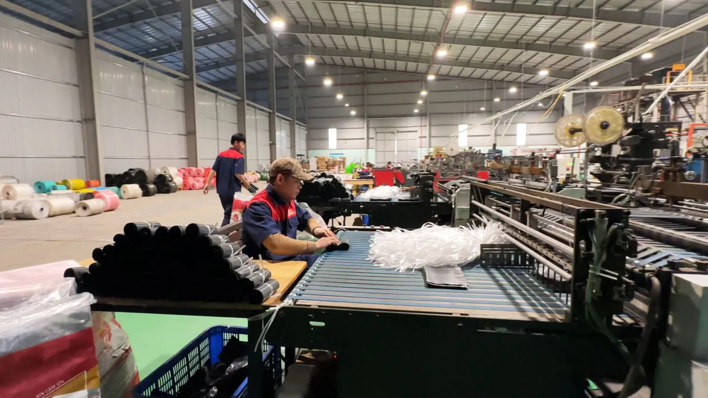 Công nhân kiểm màng trên chuyền cắt dán