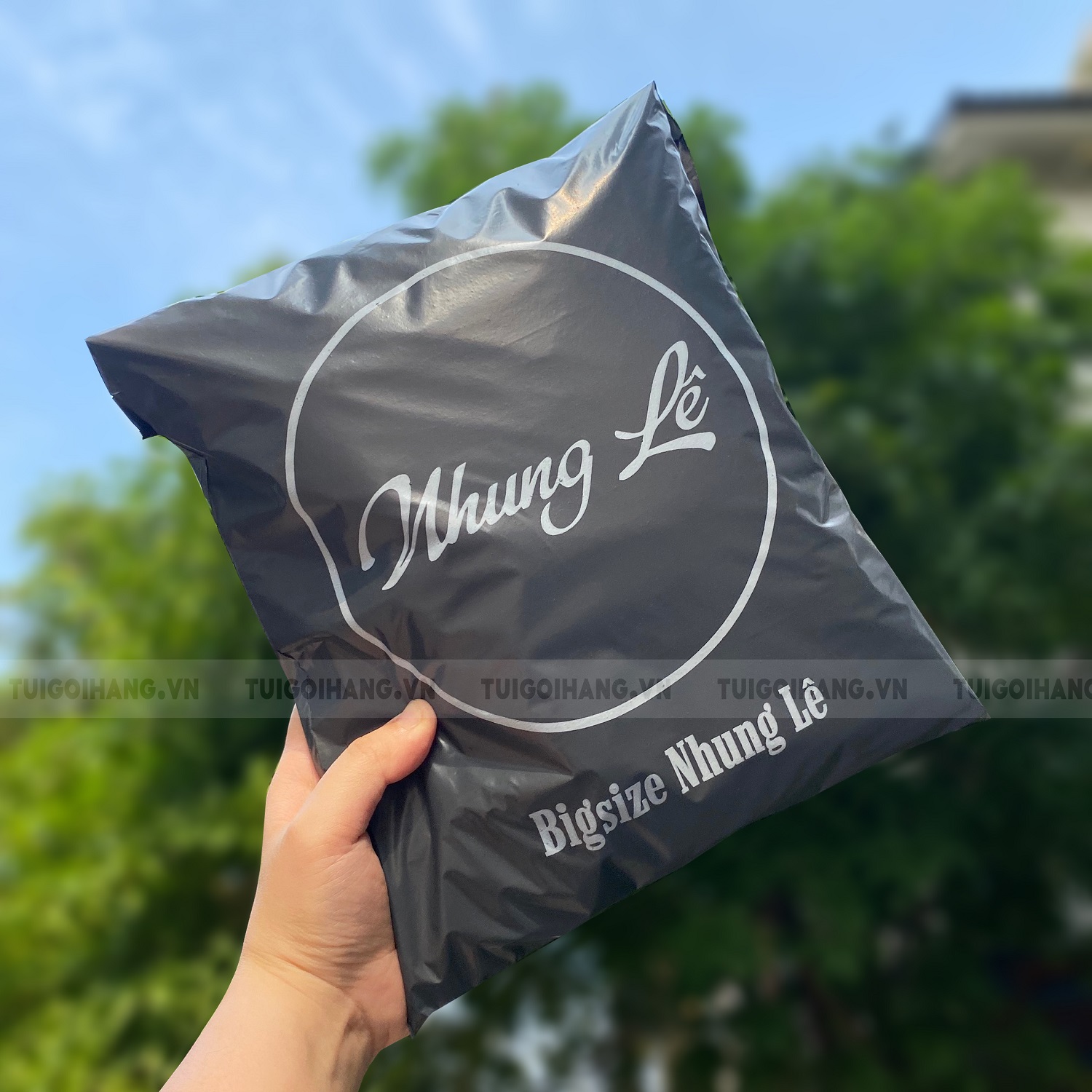 Túi niêm phong đen in logo shop thời trang Nhung Lê