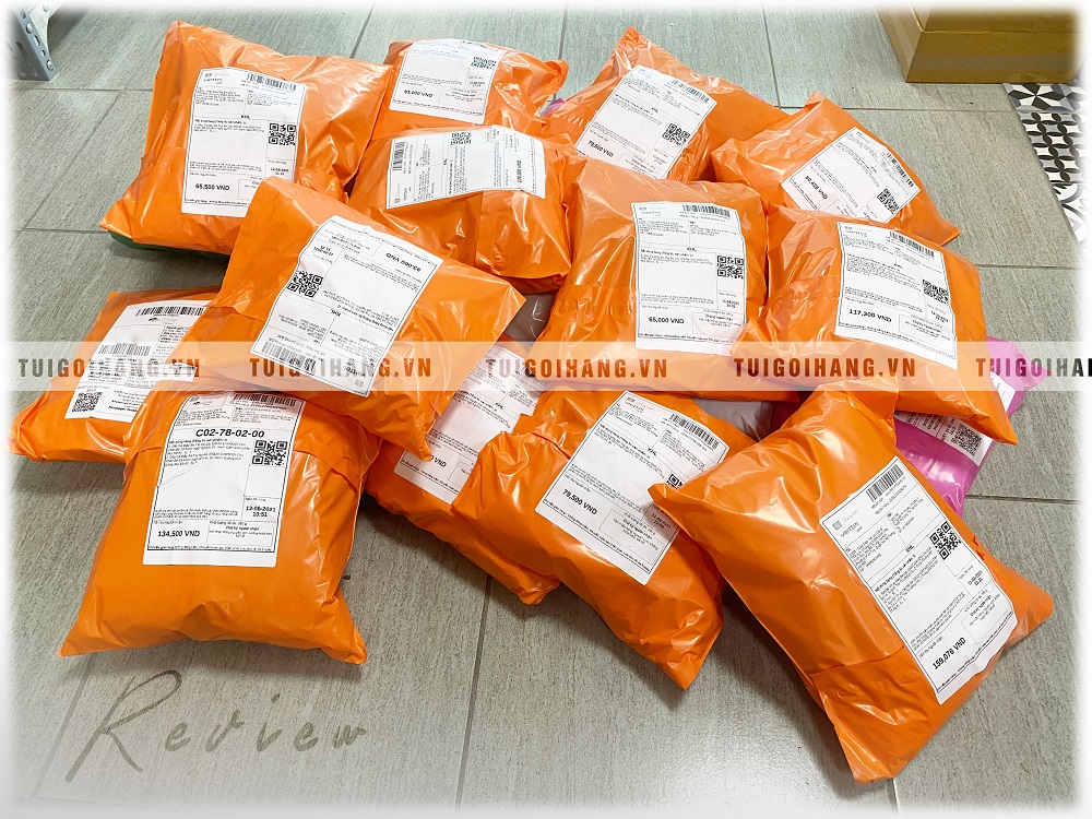 Đơn hàng đóng bằng túi gói hàng cam in thương hiệu