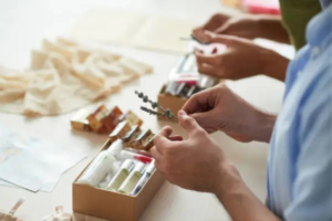 Mỹ phẩm dạng chai lọ yêu cầu quy trình đóng gói phải rất cẩn thận