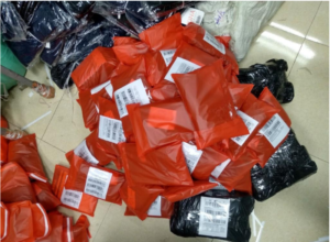 Túi đỏ đựng hàng được sử dụng để đóng gói và bảo vệ hàng hóa trong ngành bán lẻ