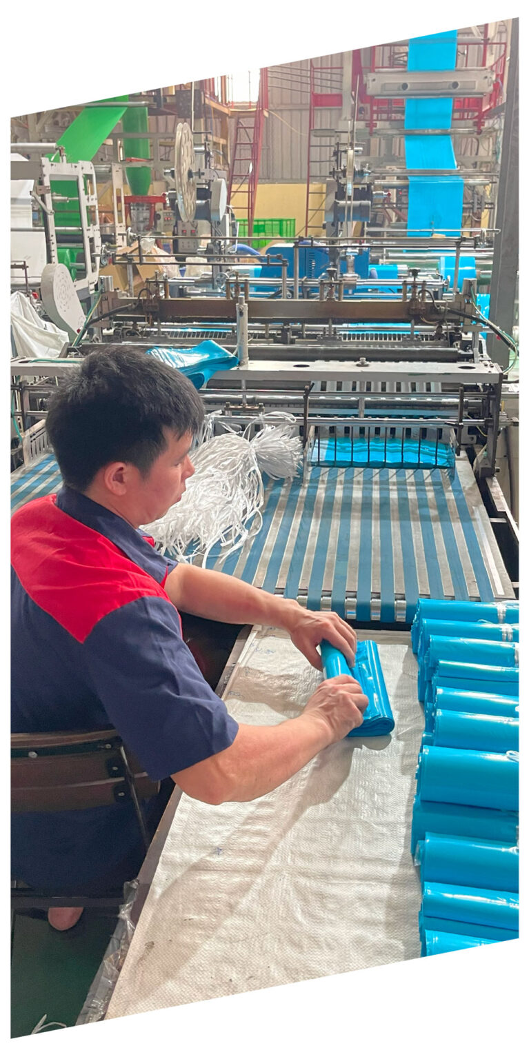 Công nhân kiểm túi niêm phong trên băng chuyền tại nhà máy Túi Gói Hàng VN