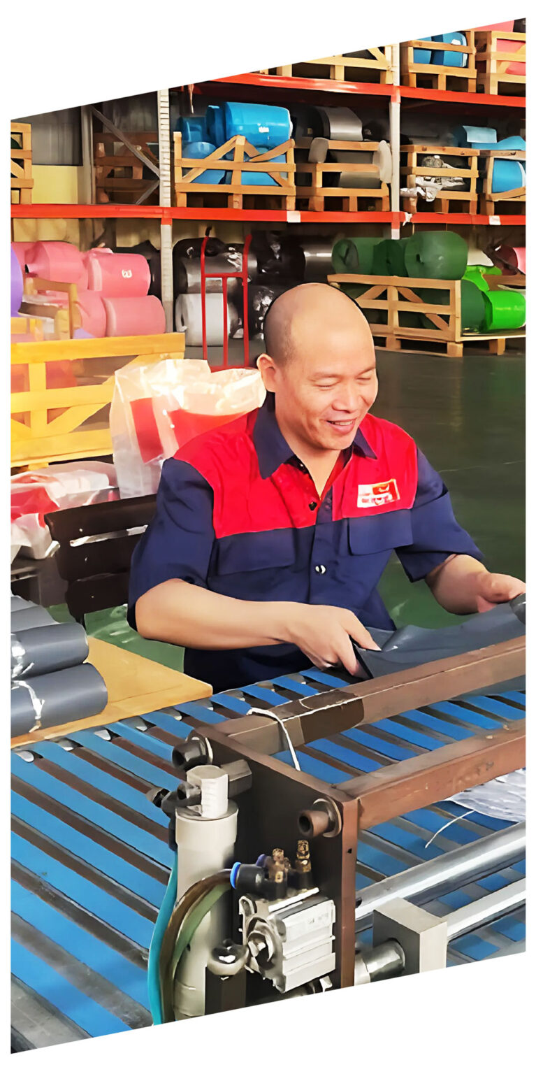 Công nhân vận hành máy đóng túi niêm phong tại nhà máy Túi Gói Hàng VN