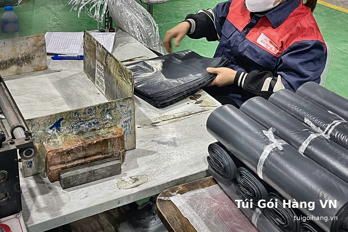 Đóng kiện túi niêm phong bạc trước khi giao cho khách