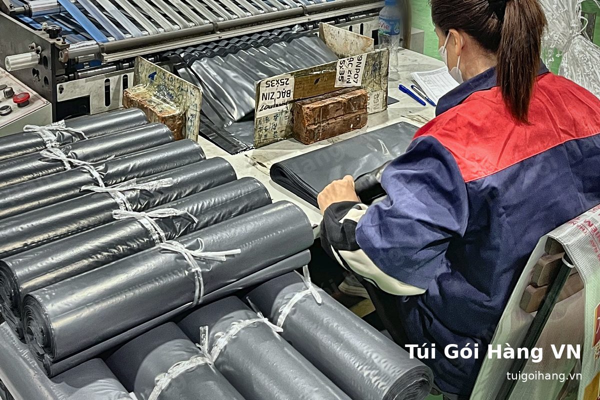 Máy cắt dán túi niêm phong bạc tại nhà máy Túi Gói Hàng VN