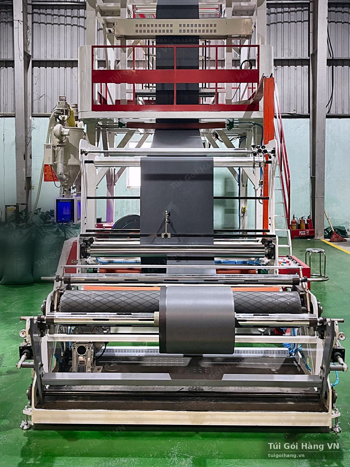Máy thổi màng đang chạy màng xám đen tại xưởng Túi Gói Hàng VN