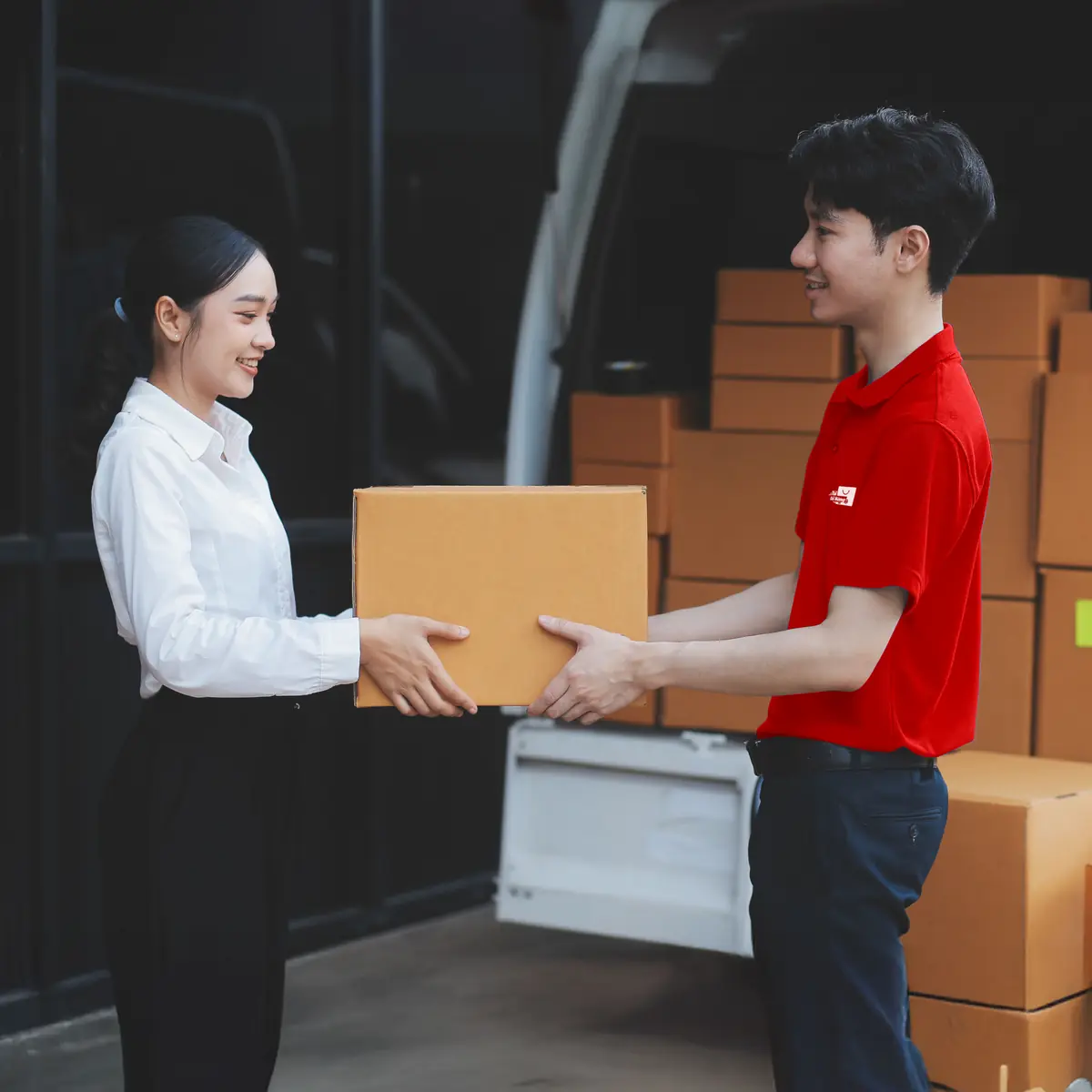 Bàn giao đơn hàng túi niêm phong cho khách