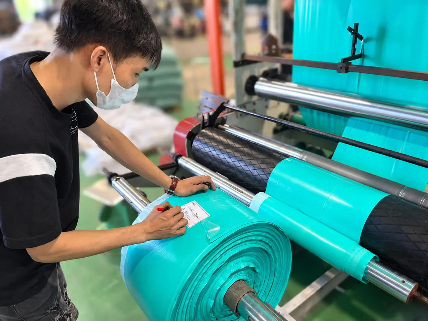 Kiểm tra chất lượng màng PE trước khi cắt túi niêm phong