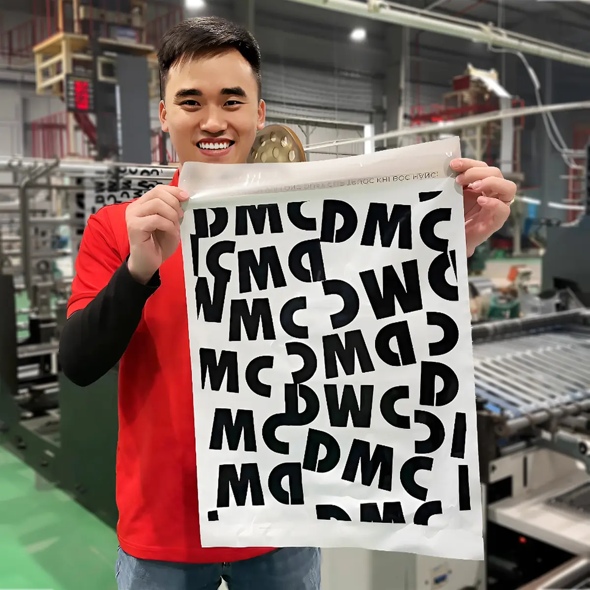 Nhân viên cầm túi niêm phong in logo theo yêu cầu tại chuyền sản xuất